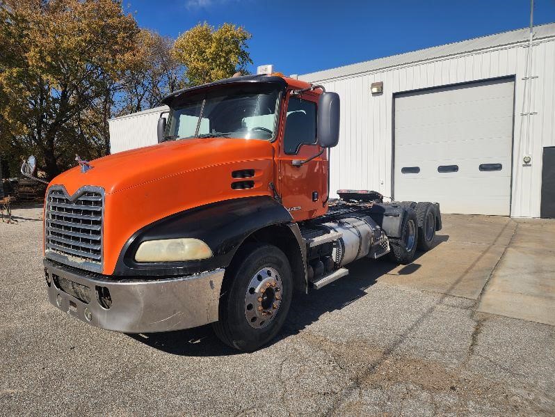 2011 MACK PINNACLE CXU613 - image 1 of 6