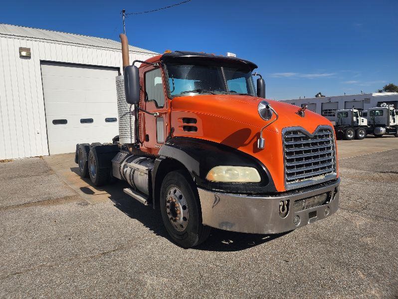 2011 MACK PINNACLE CXU613 - image 3 of 6