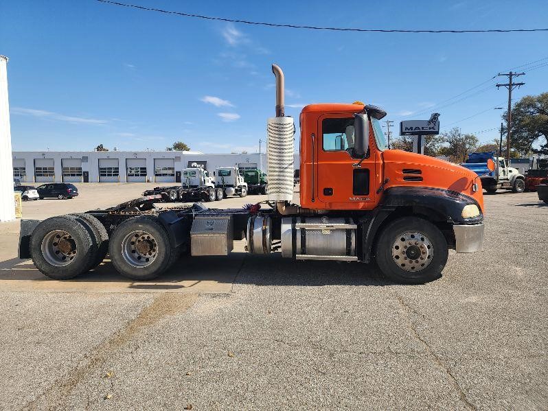 2011 MACK PINNACLE CXU613 - image 4 of 6