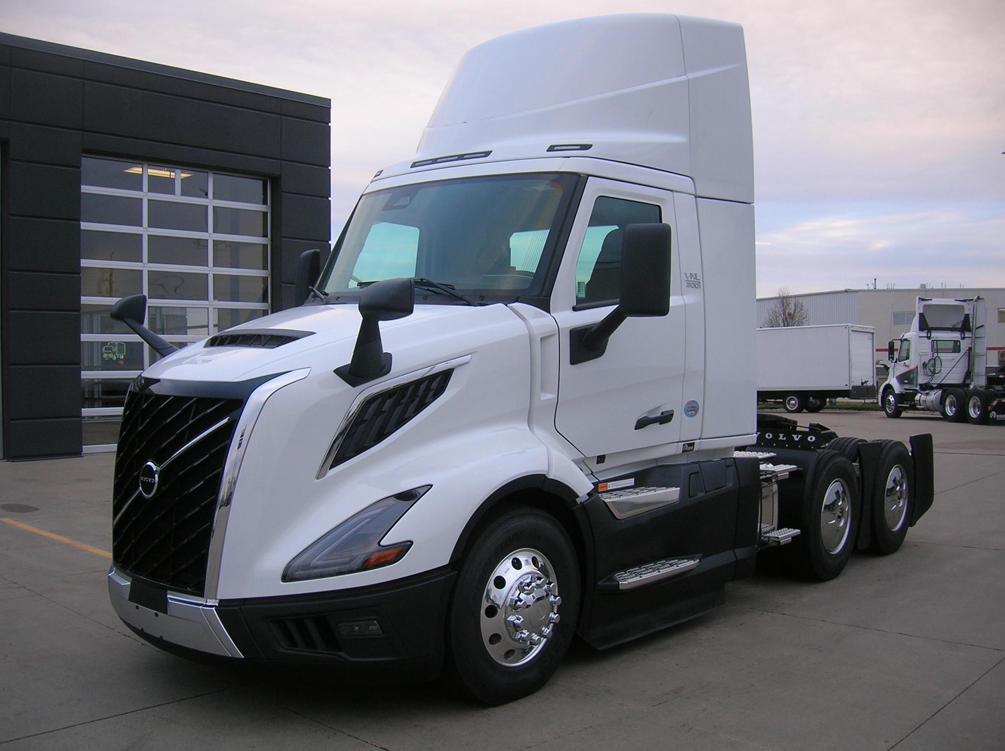 2025 VOLVO VNL64T300 - image 1 of 6