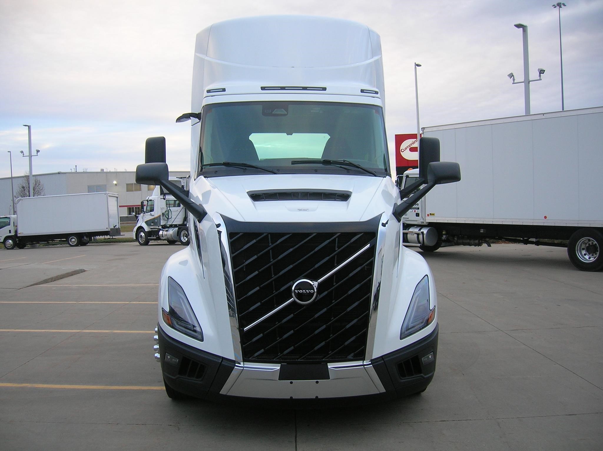 2025 VOLVO VNL64T300 - image 2 of 6