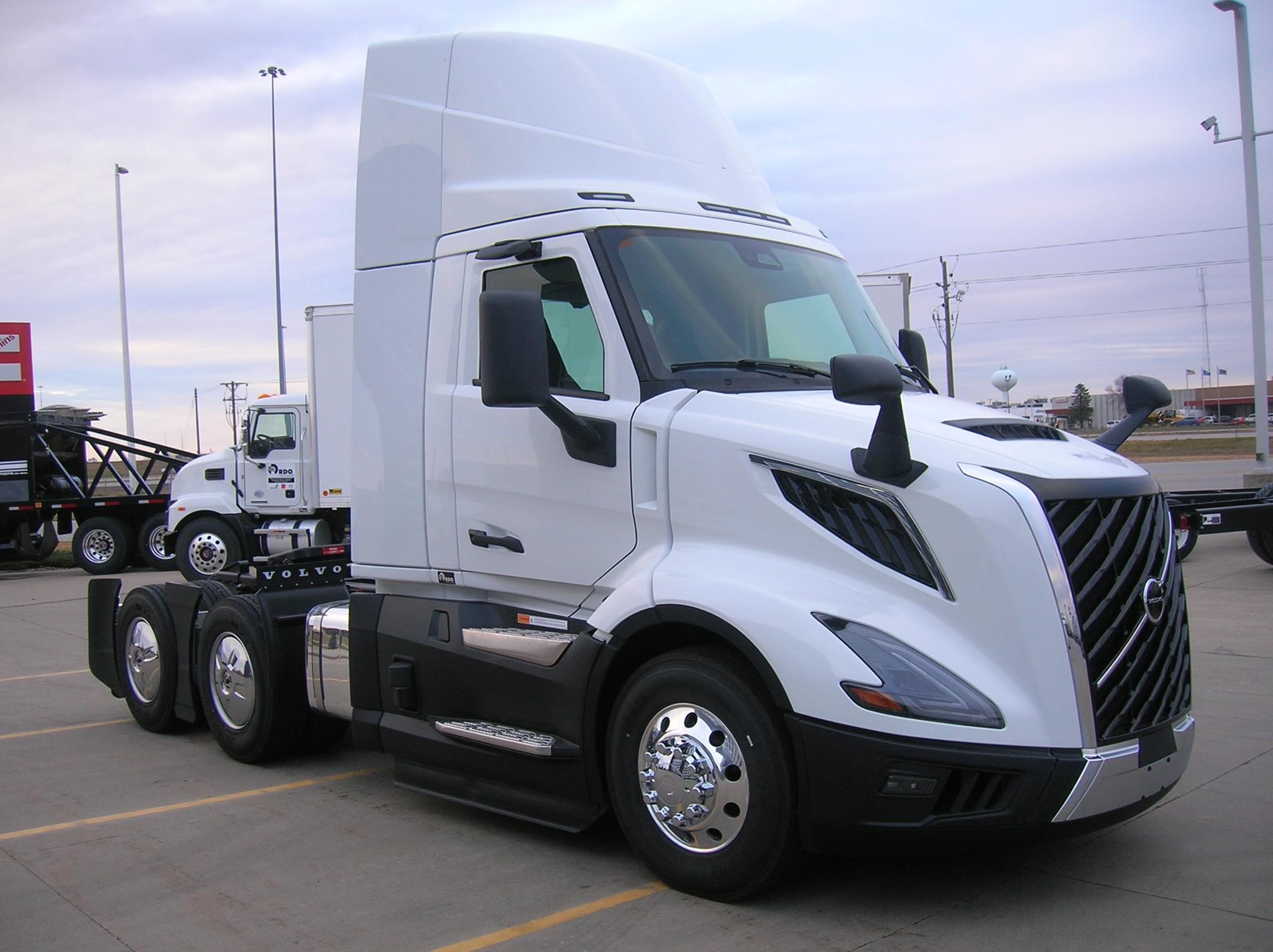 2025 VOLVO VNL64T300 - image 3 of 6