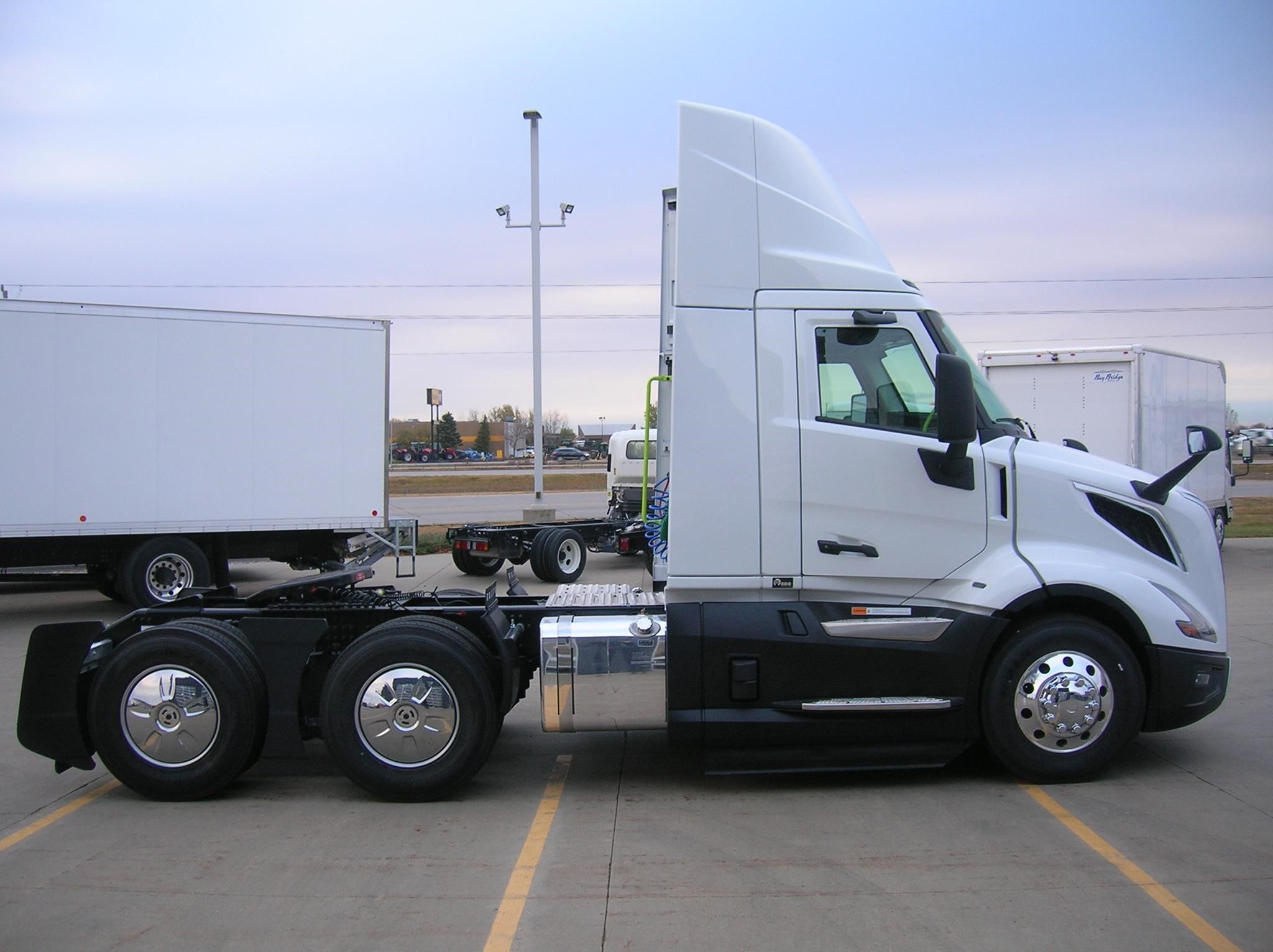 2025 VOLVO VNL64T300 - image 4 of 6