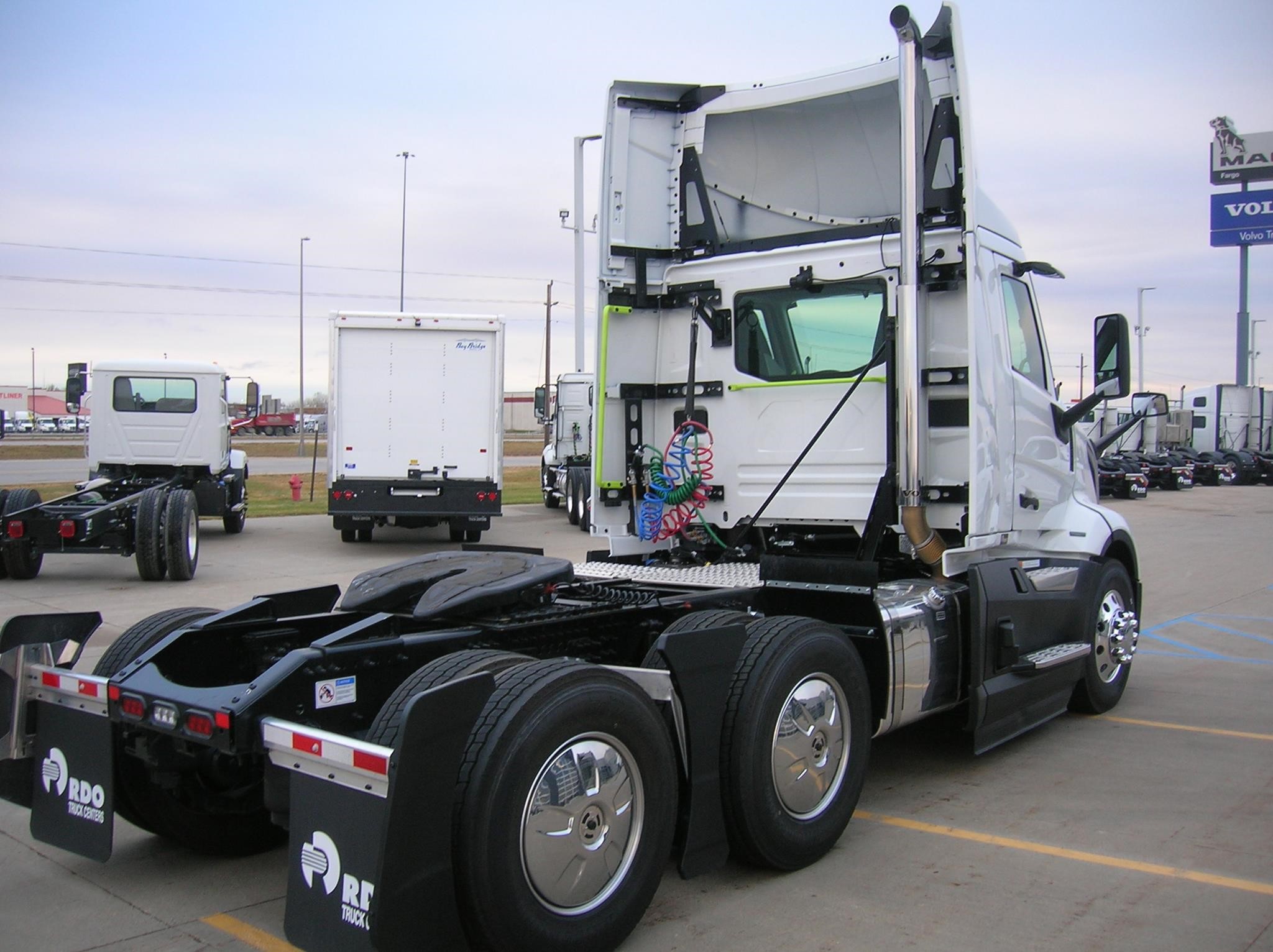 2025 VOLVO VNL64T300 - image 5 of 6