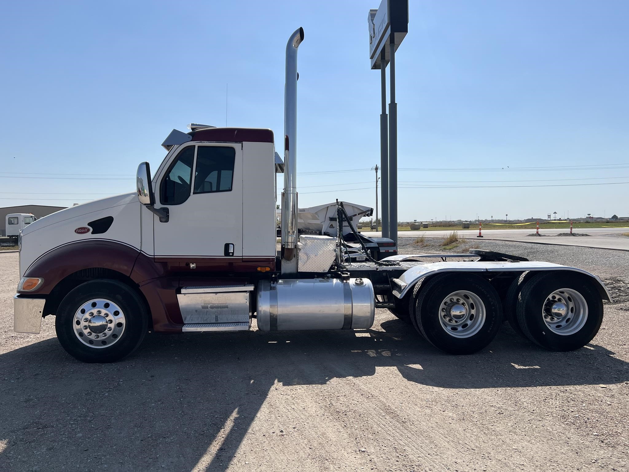 2004 PETERBILT 387 - image 2 of 6