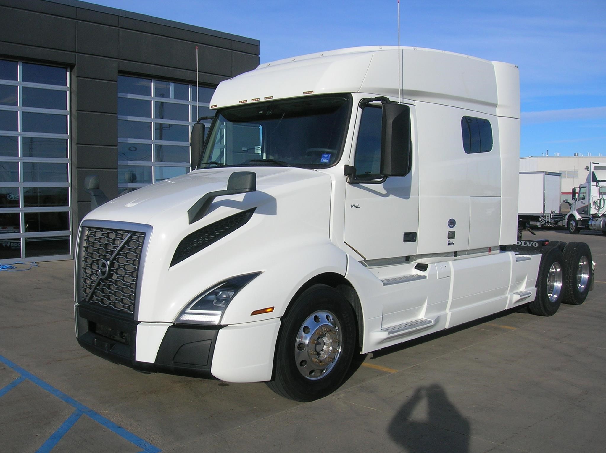 2019 VOLVO VNL64T740 - image 1 of 6