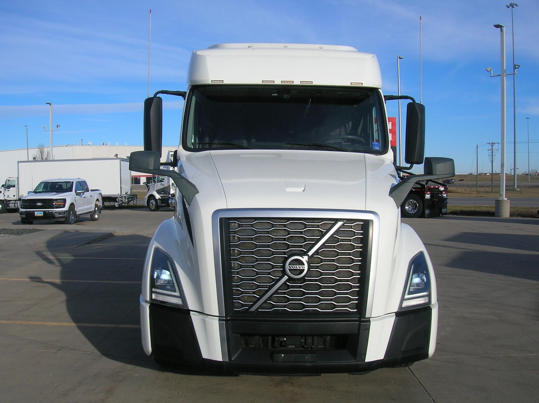 2019 VOLVO VNL64T740 - image 2 of 6