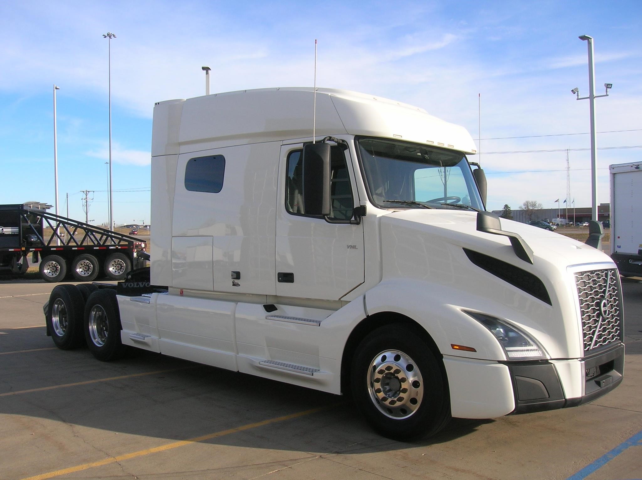 2019 VOLVO VNL64T740 - image 3 of 6