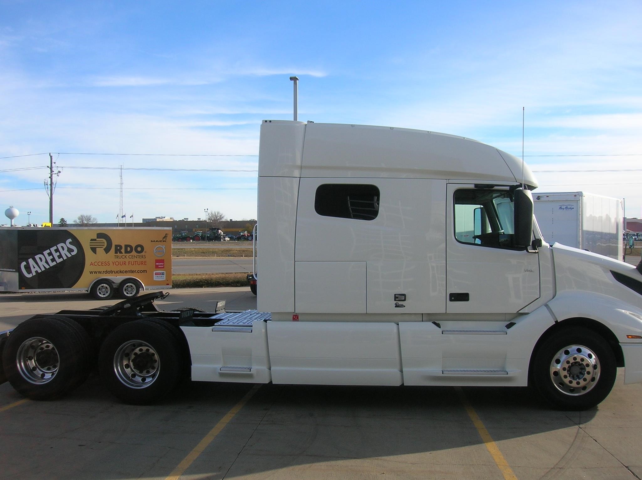 2019 VOLVO VNL64T740 - image 4 of 6