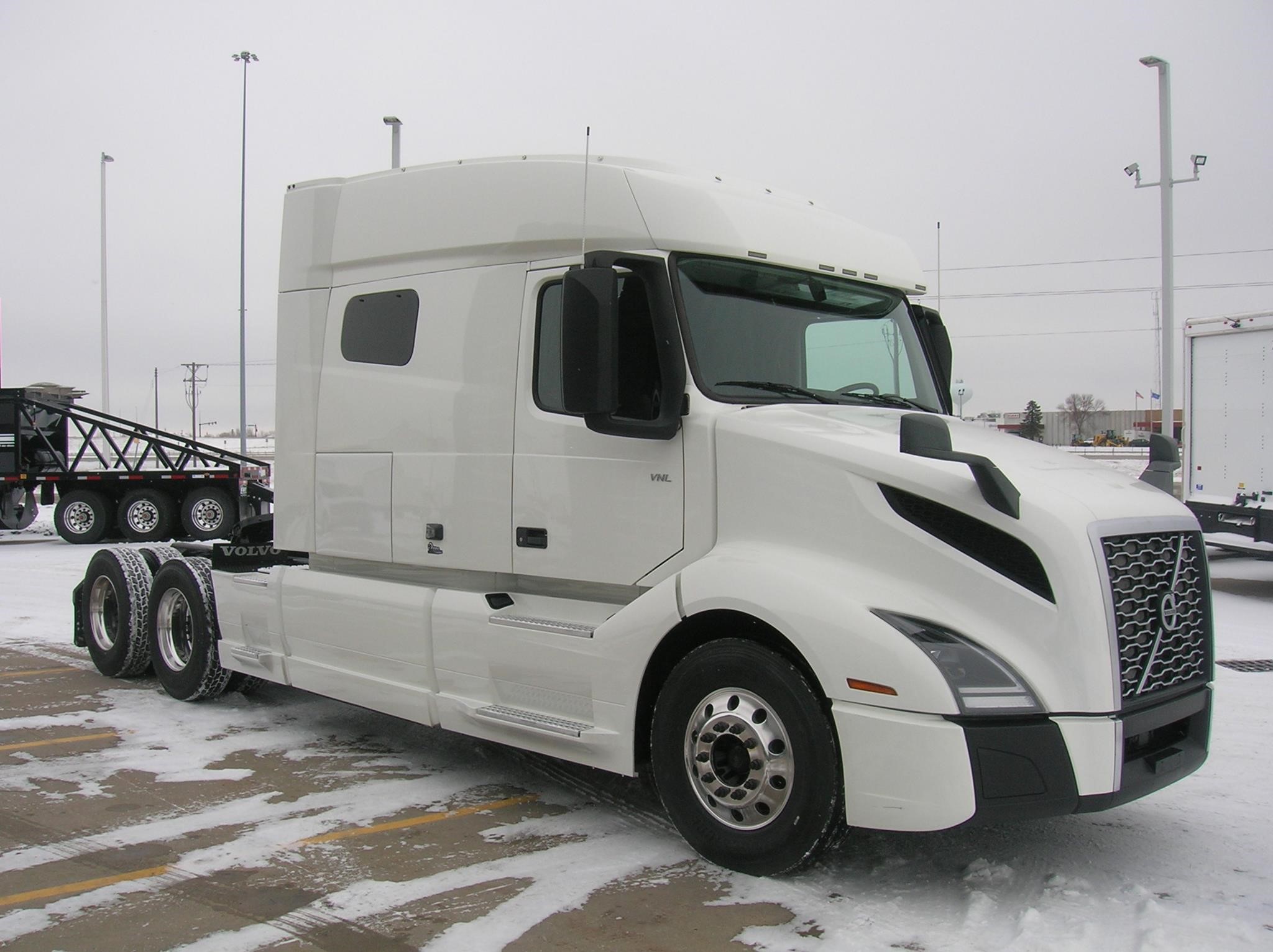 2019 VOLVO VNL64T740 - image 3 of 6