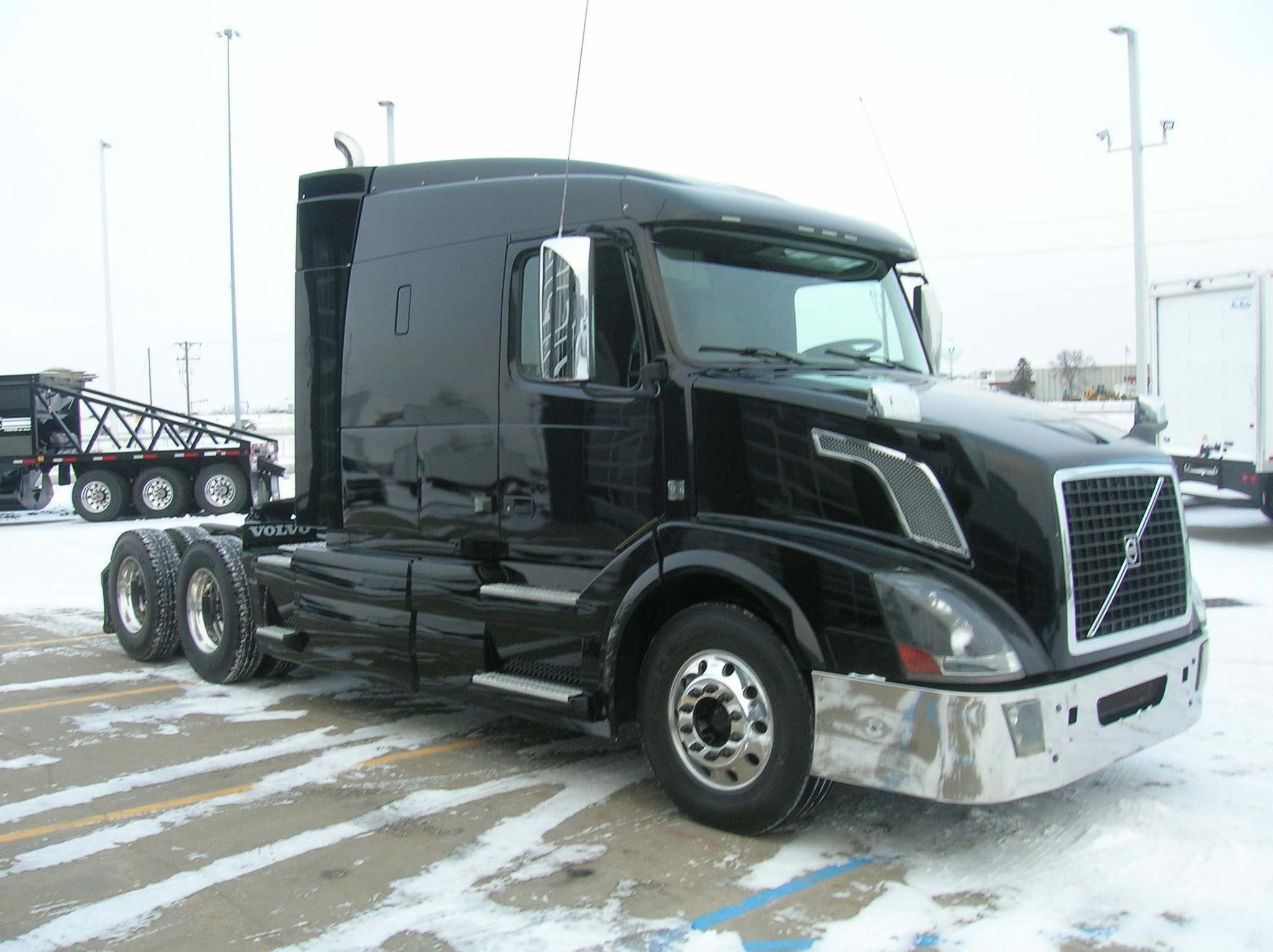 2017 VOLVO VNL64T630 - image 3 of 6