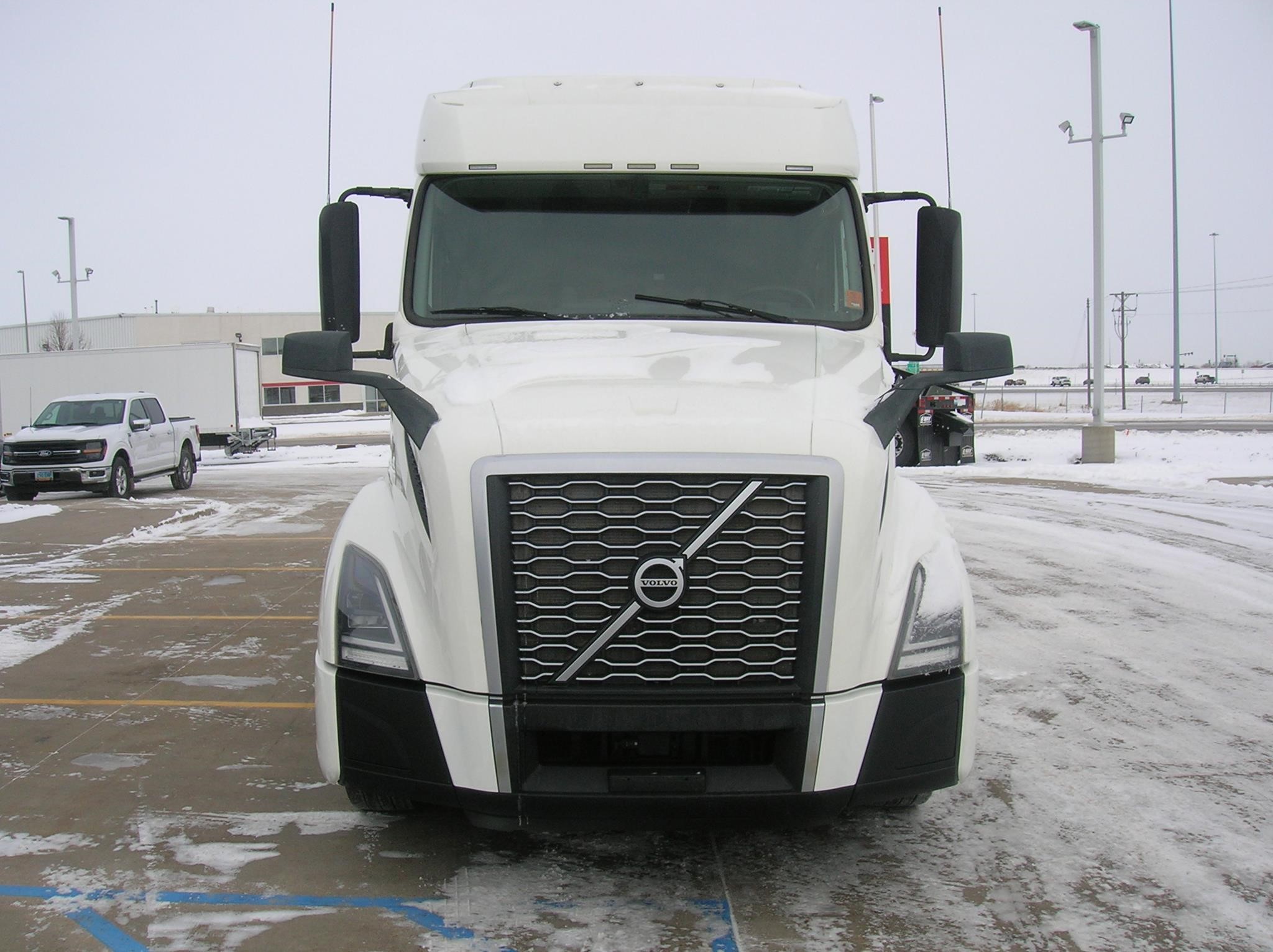 2019 VOLVO VNL64T740 - image 2 of 6