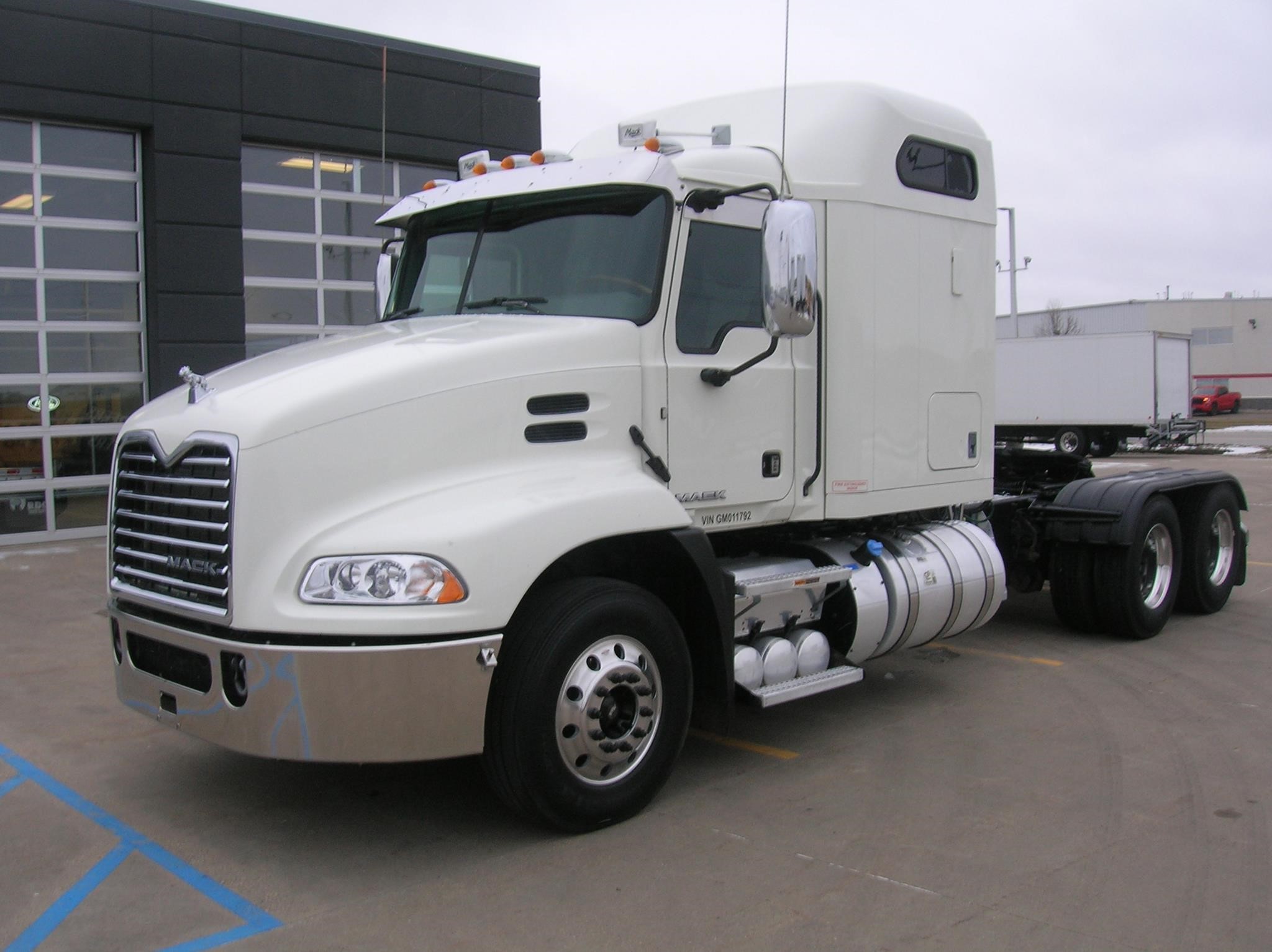 2016 MACK PINNACLE CXU613 - image 1 of 6