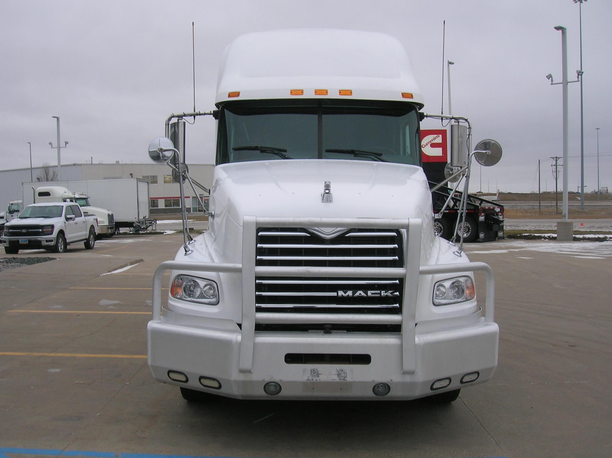 2016 MACK PINNACLE CXU613 - image 2 of 6