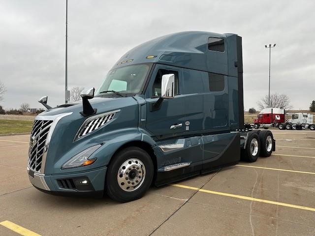 2025 VOLVO VNL64T860 - image 1 of 6