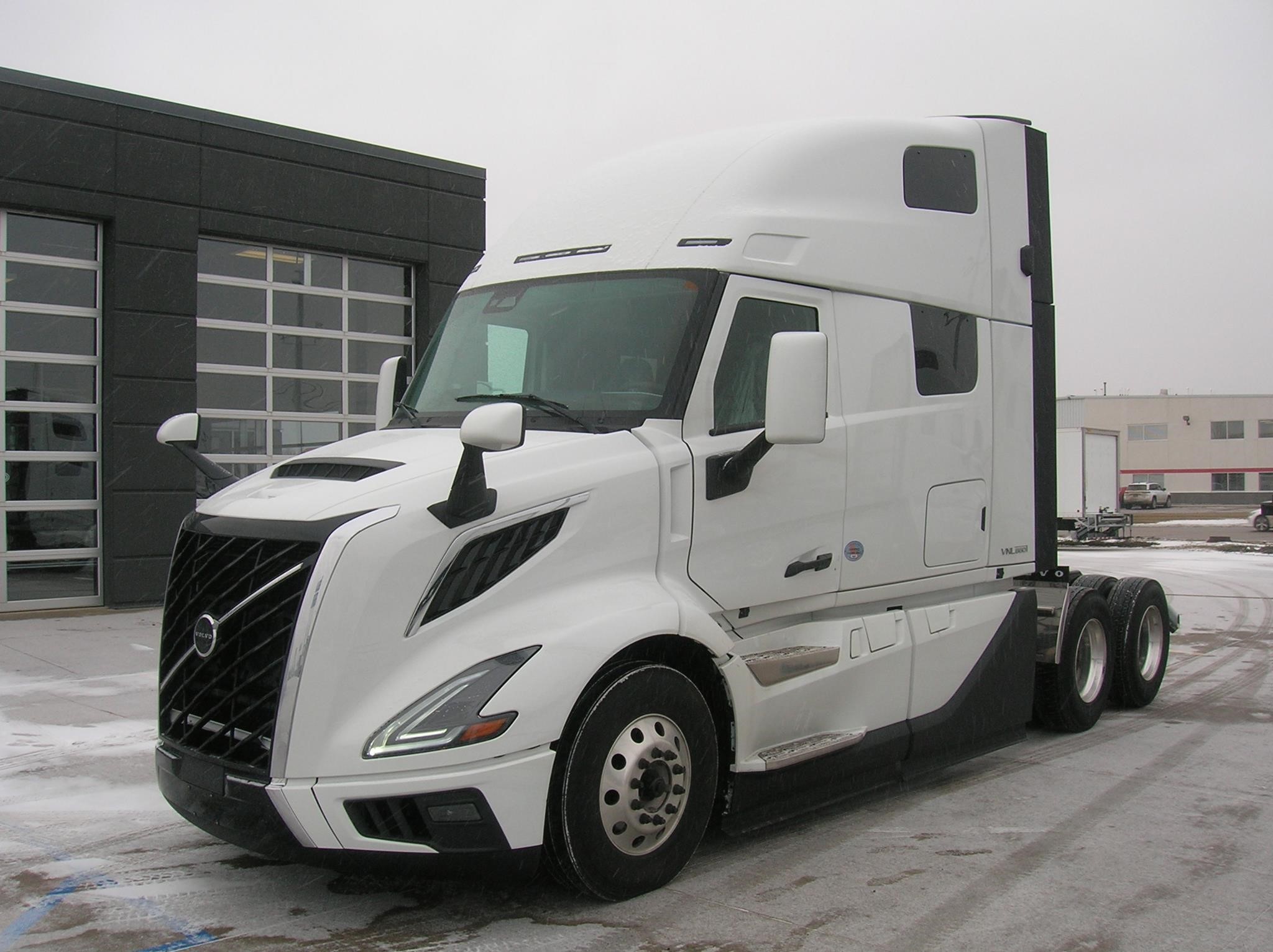 2025 VOLVO VNL64T660 - image 1 of 6