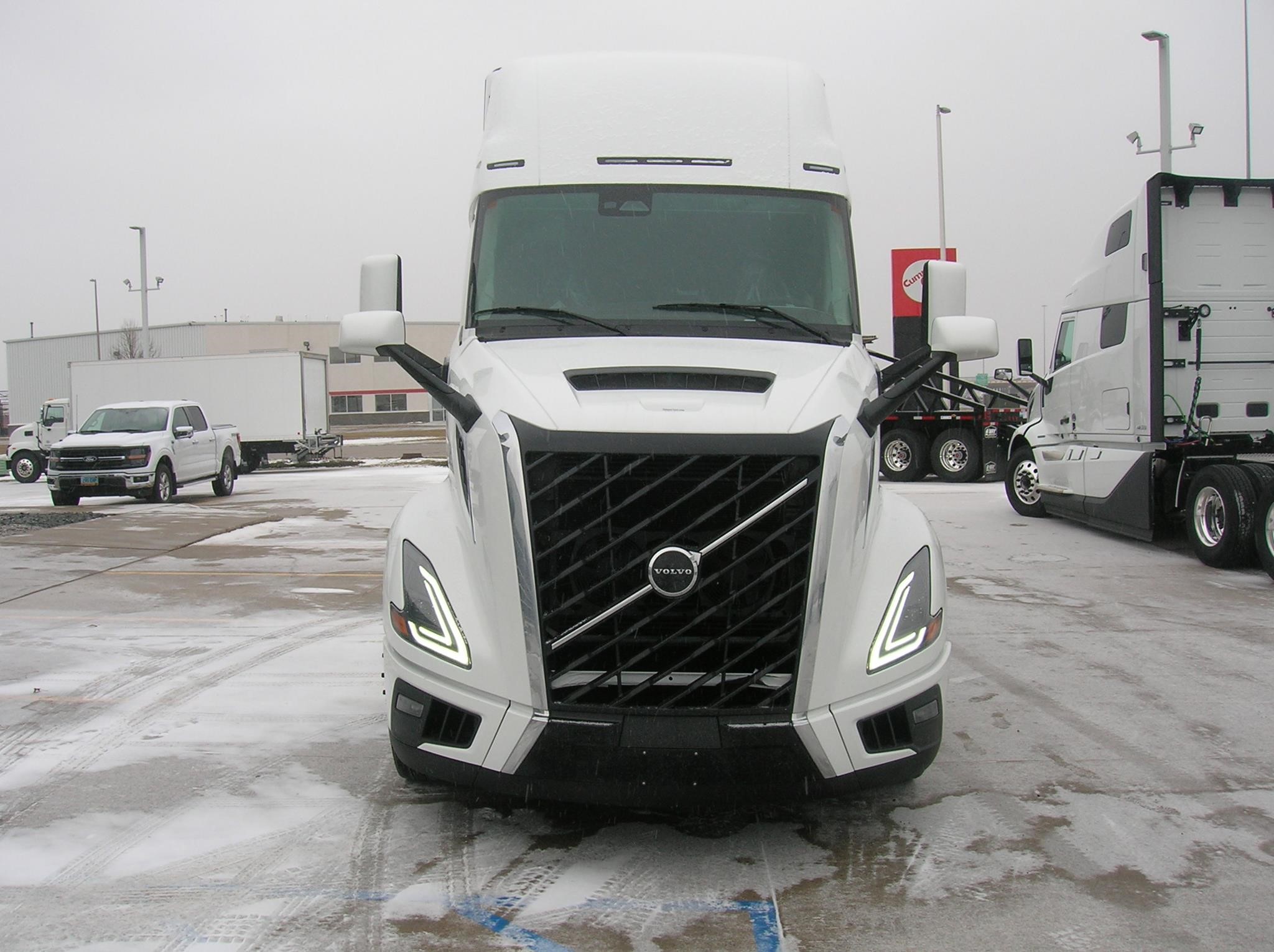 2025 VOLVO VNL64T660 - image 2 of 6