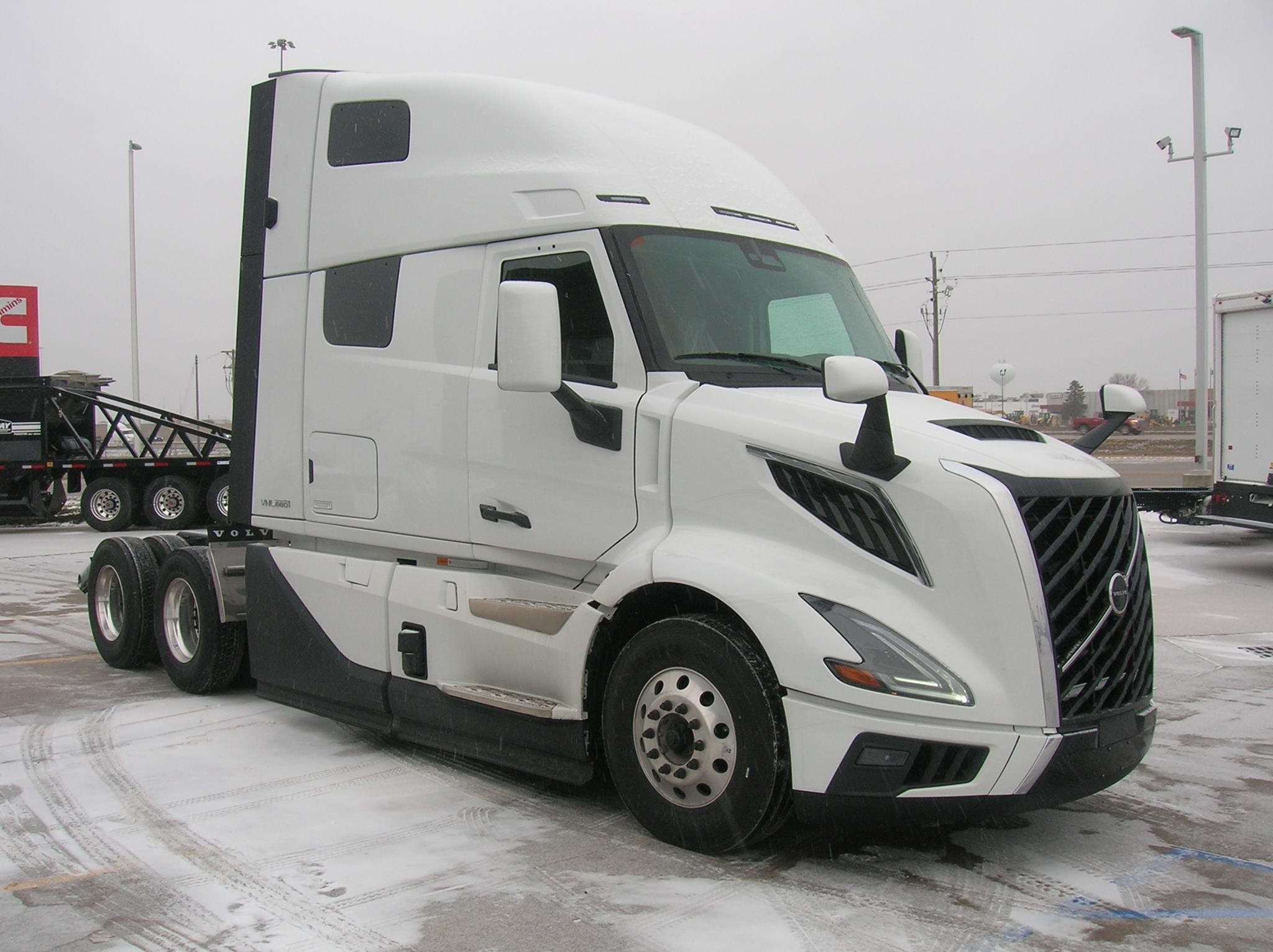 2025 VOLVO VNL64T660 - image 3 of 6