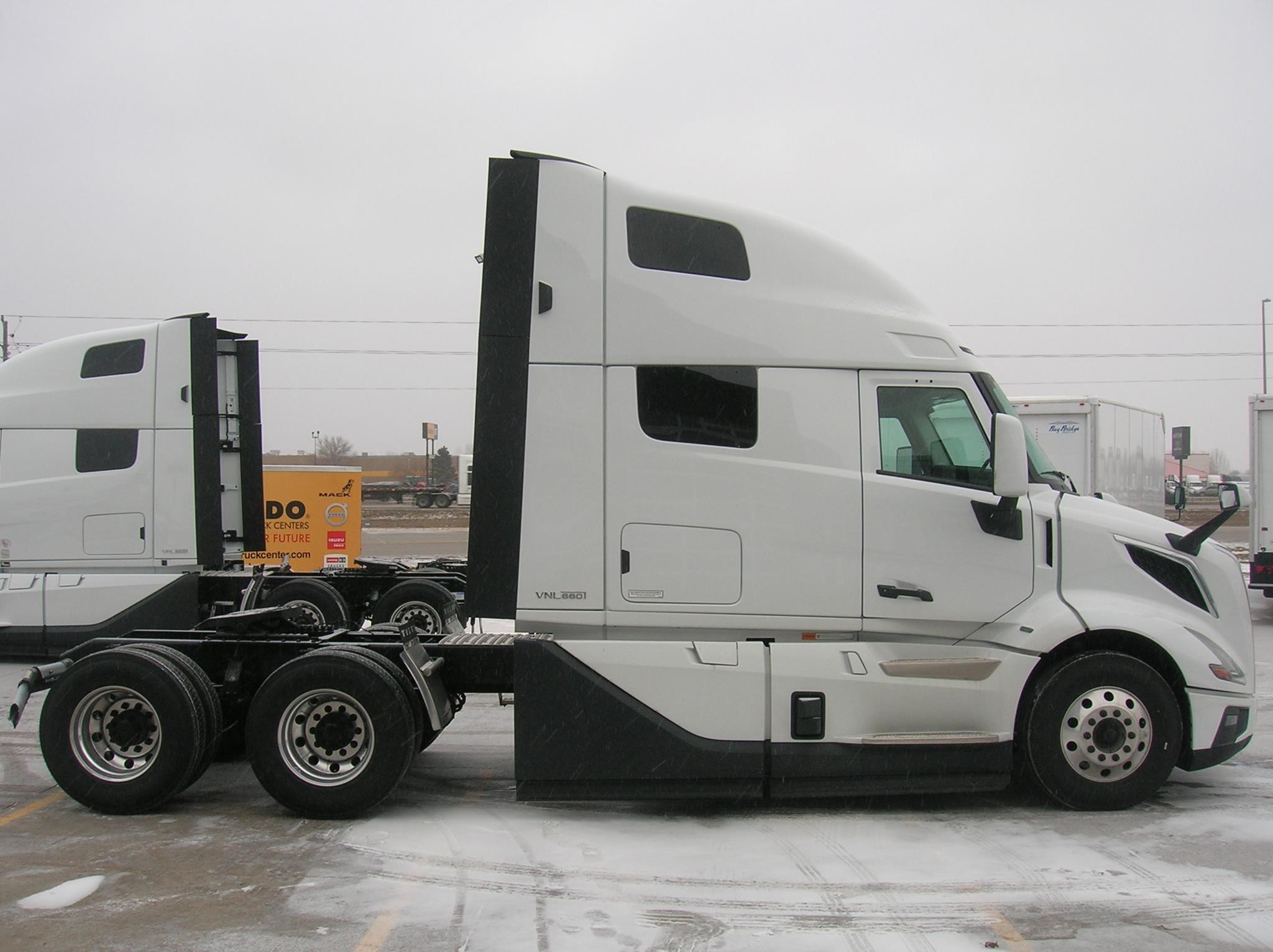 2025 VOLVO VNL64T660 - image 4 of 6