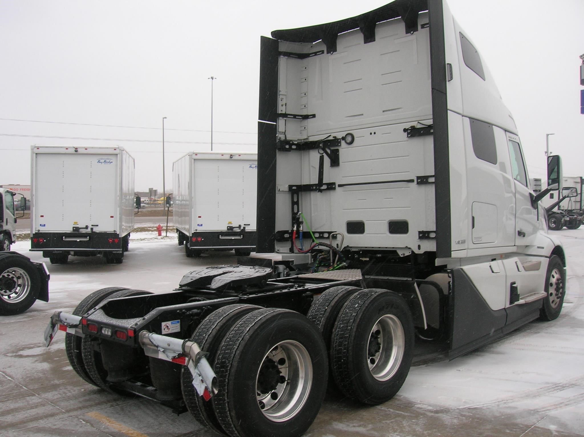 2025 VOLVO VNL64T660 - image 5 of 6