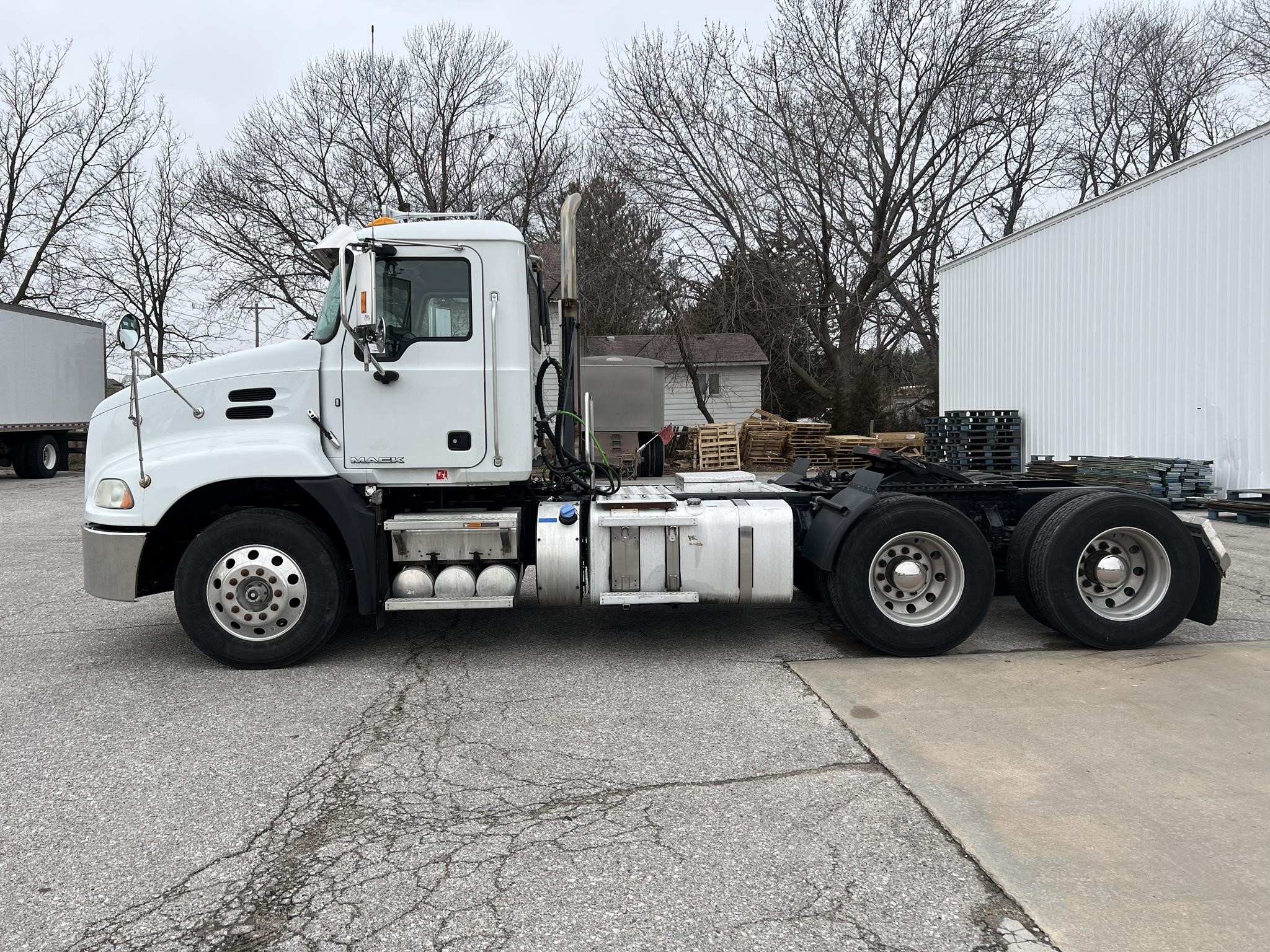 2018 MACK PINNACLE CXU613 - image 2 of 6