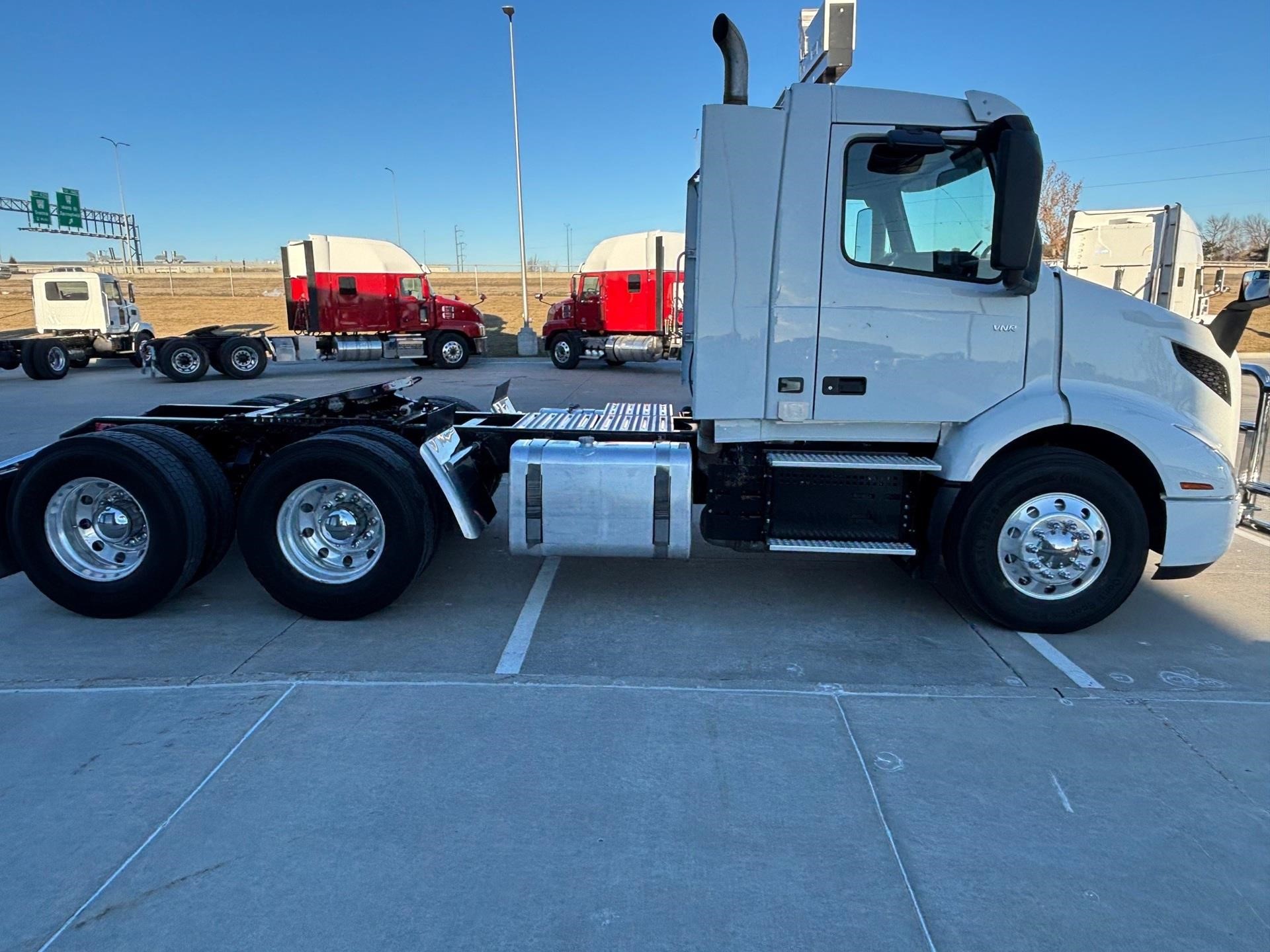 2018 VOLVO VNR64T300 - image 5 of 6