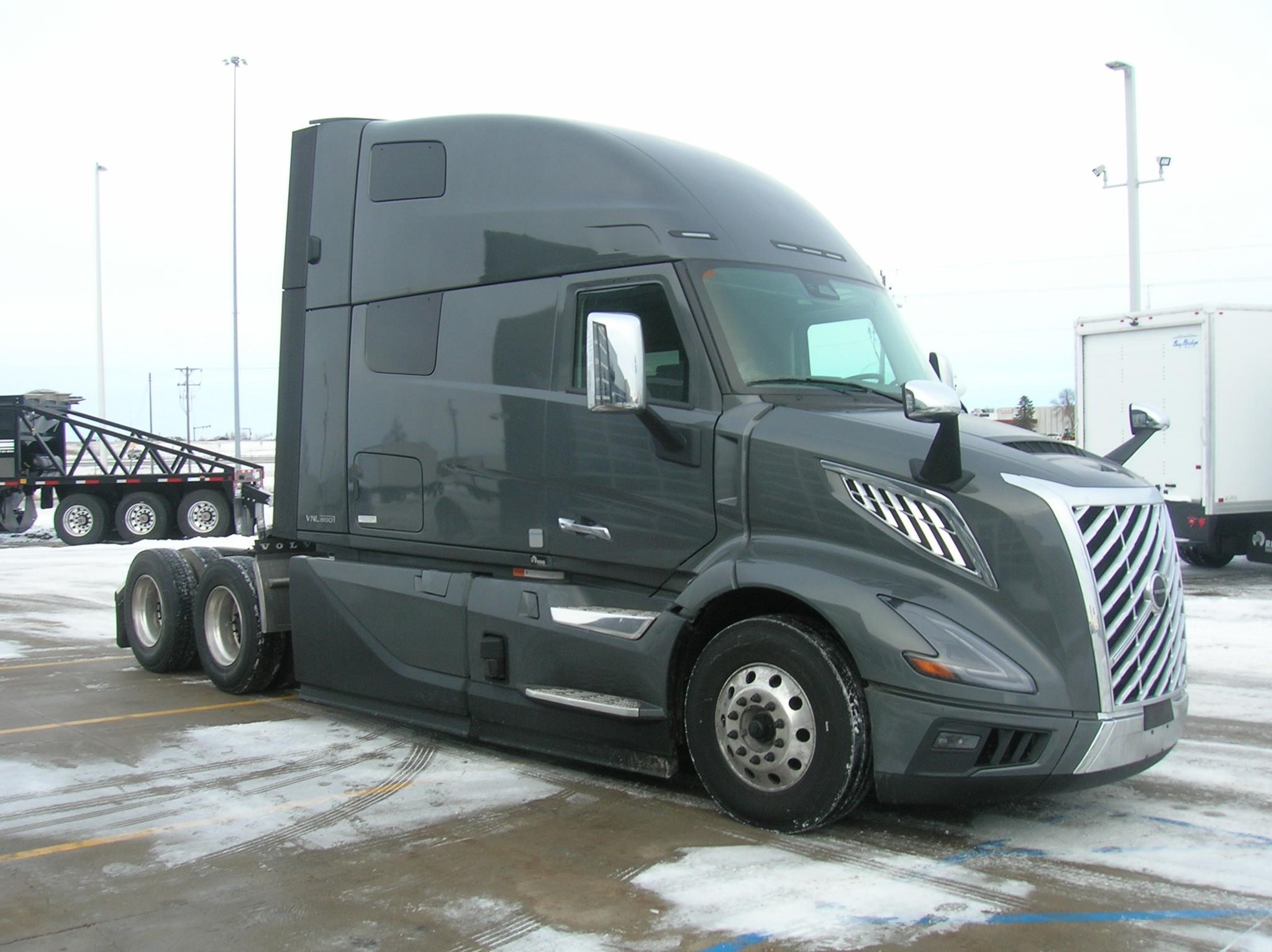 2025 VOLVO VNL64T860 - image 3 of 6