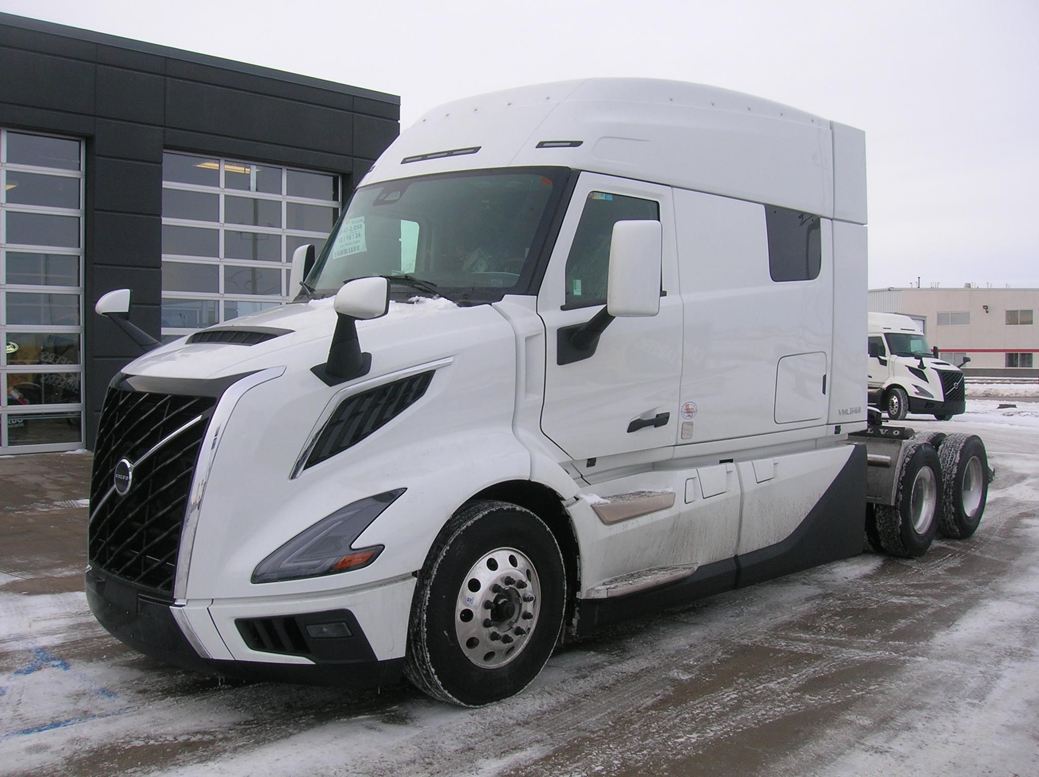 2025 VOLVO VNL64T840 - image 1 of 6