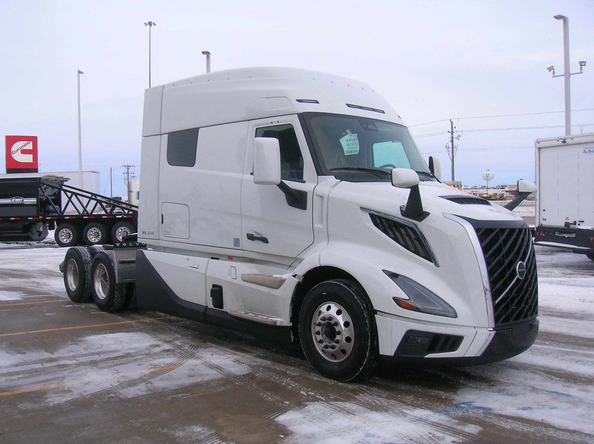 2025 VOLVO VNL64T840 - image 3 of 6