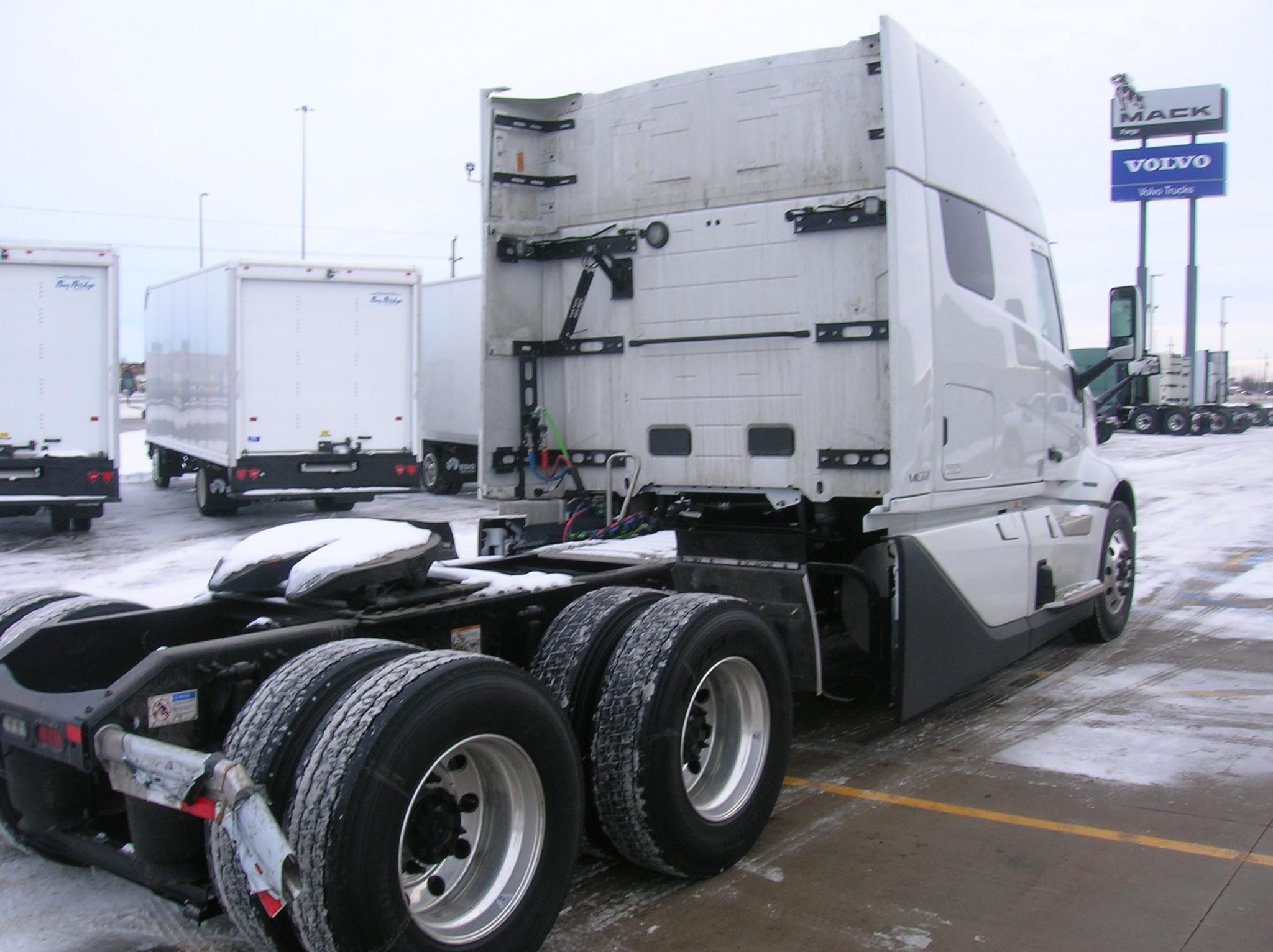 2025 VOLVO VNL64T840 - image 5 of 6