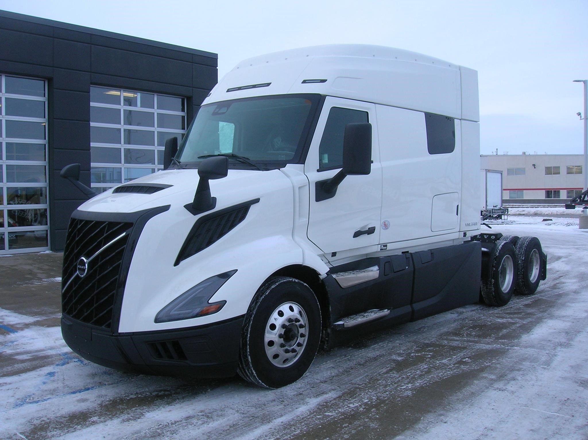 2025 VOLVO VNL64T840 - image 1 of 6