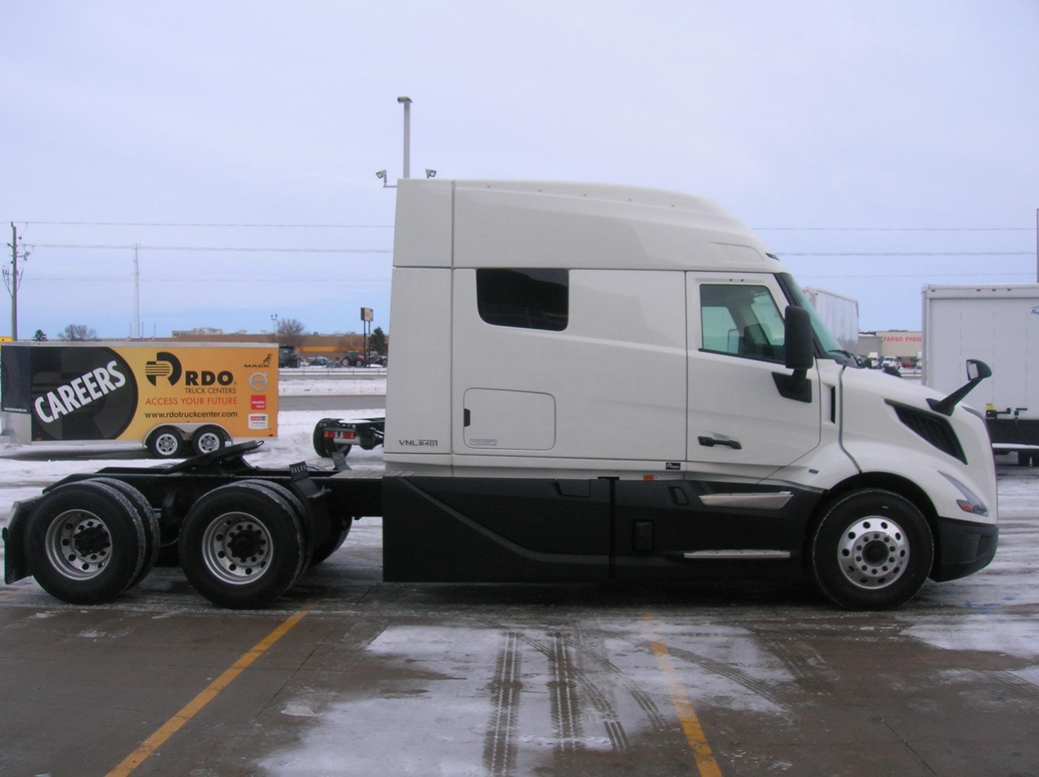 2025 VOLVO VNL64T840 - image 4 of 6