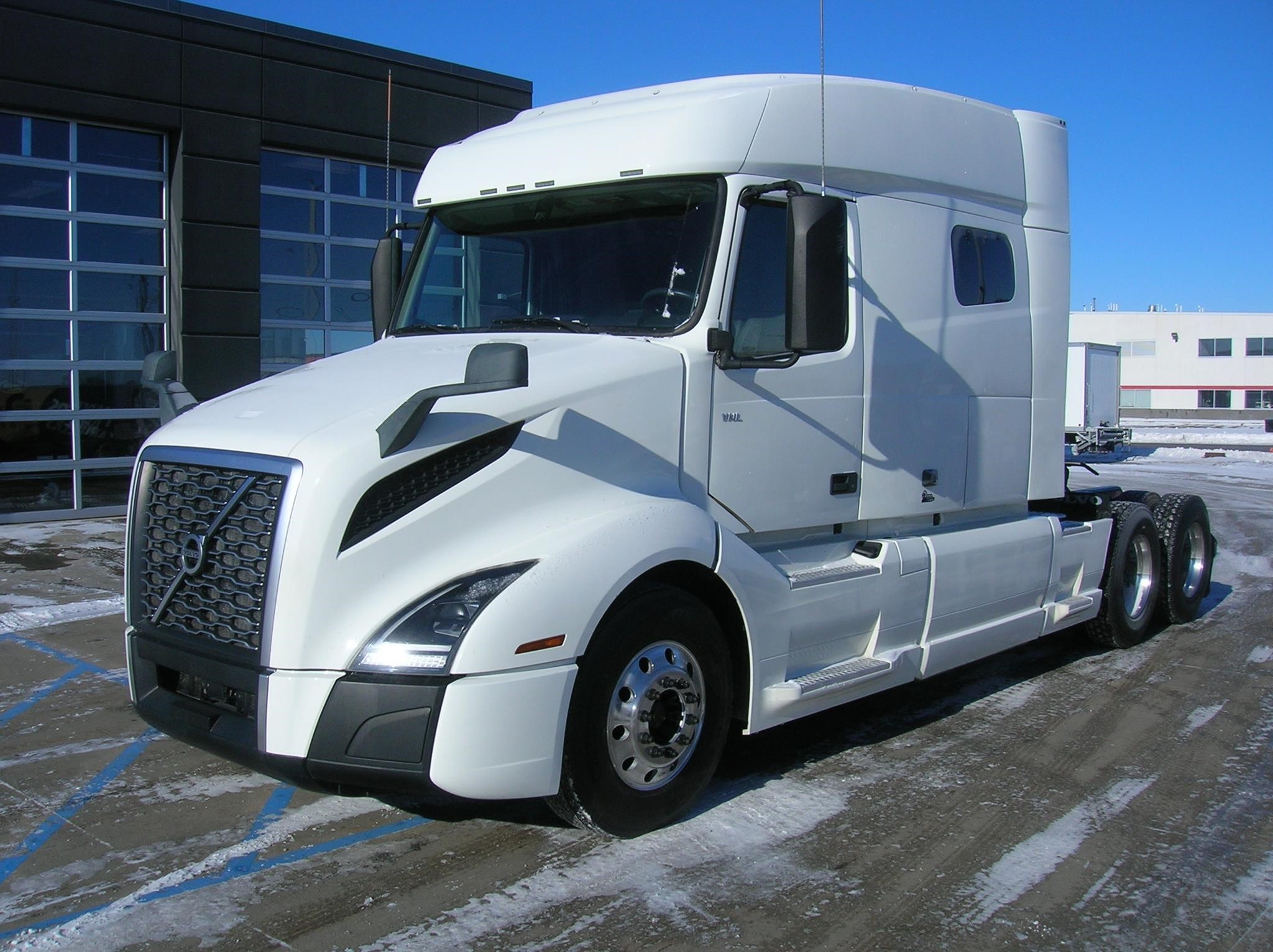 2020 VOLVO VNL64T740 - image 1 of 6