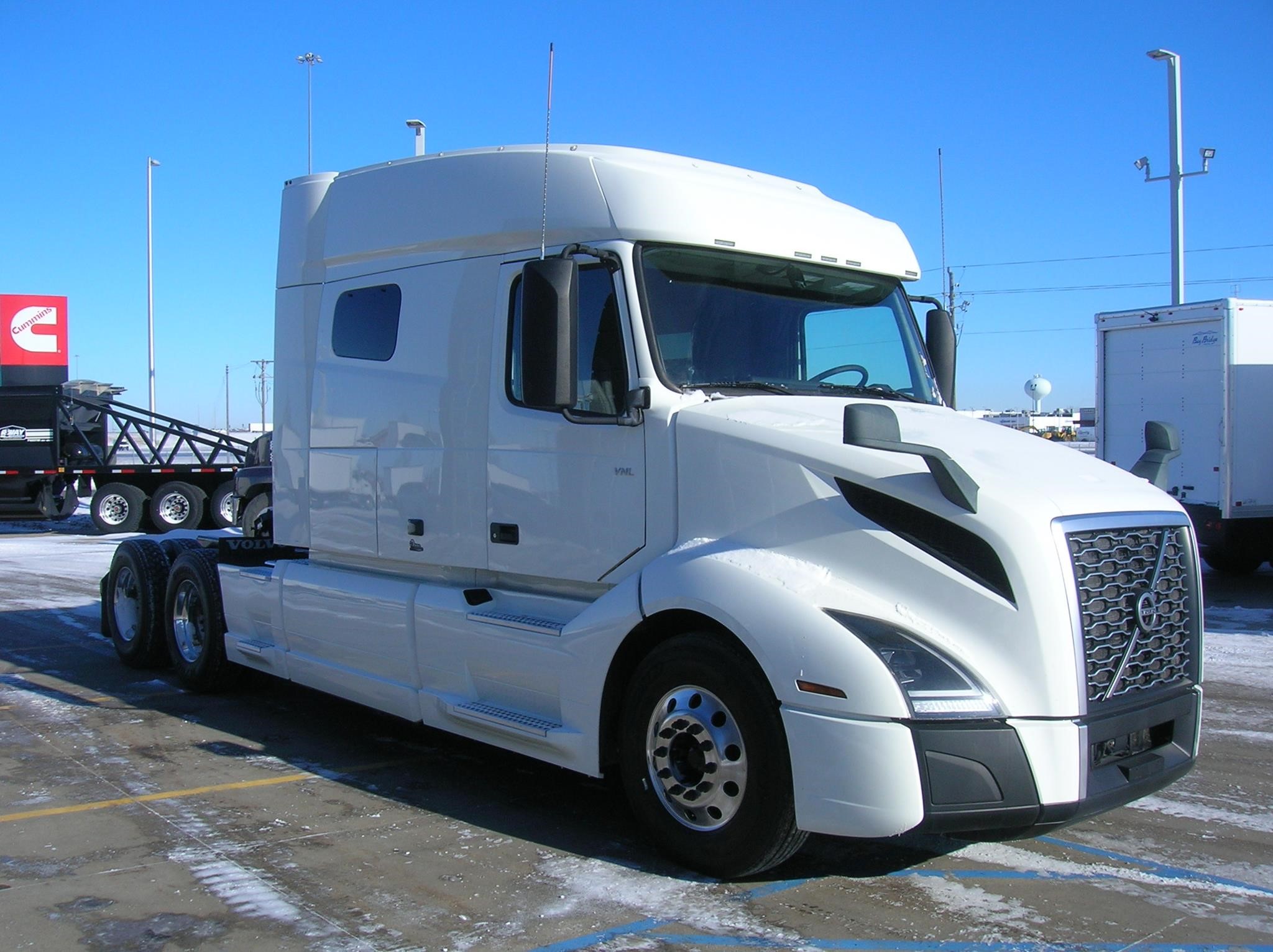 2020 VOLVO VNL64T740 - image 3 of 6