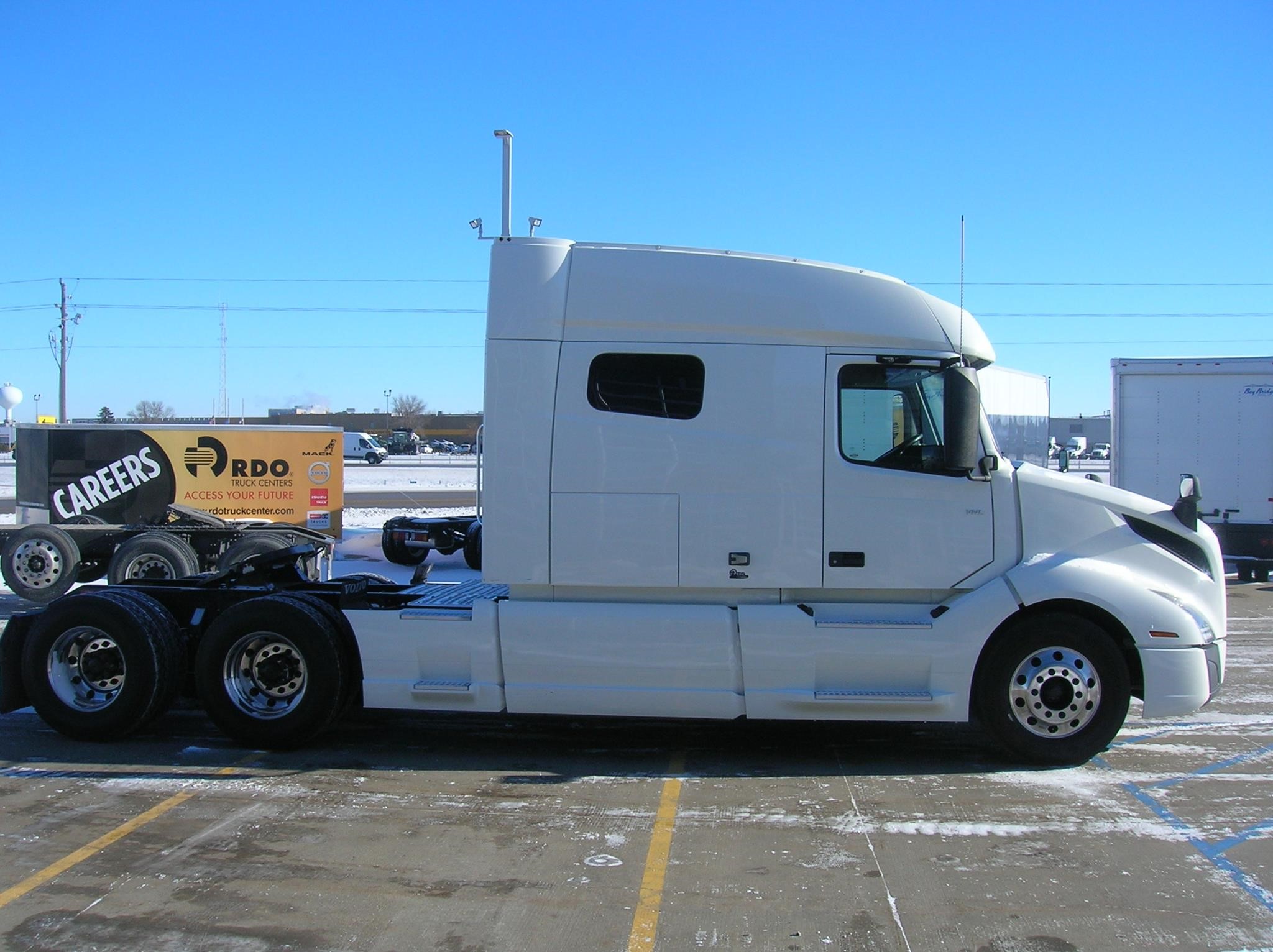 2020 VOLVO VNL64T740 - image 4 of 6