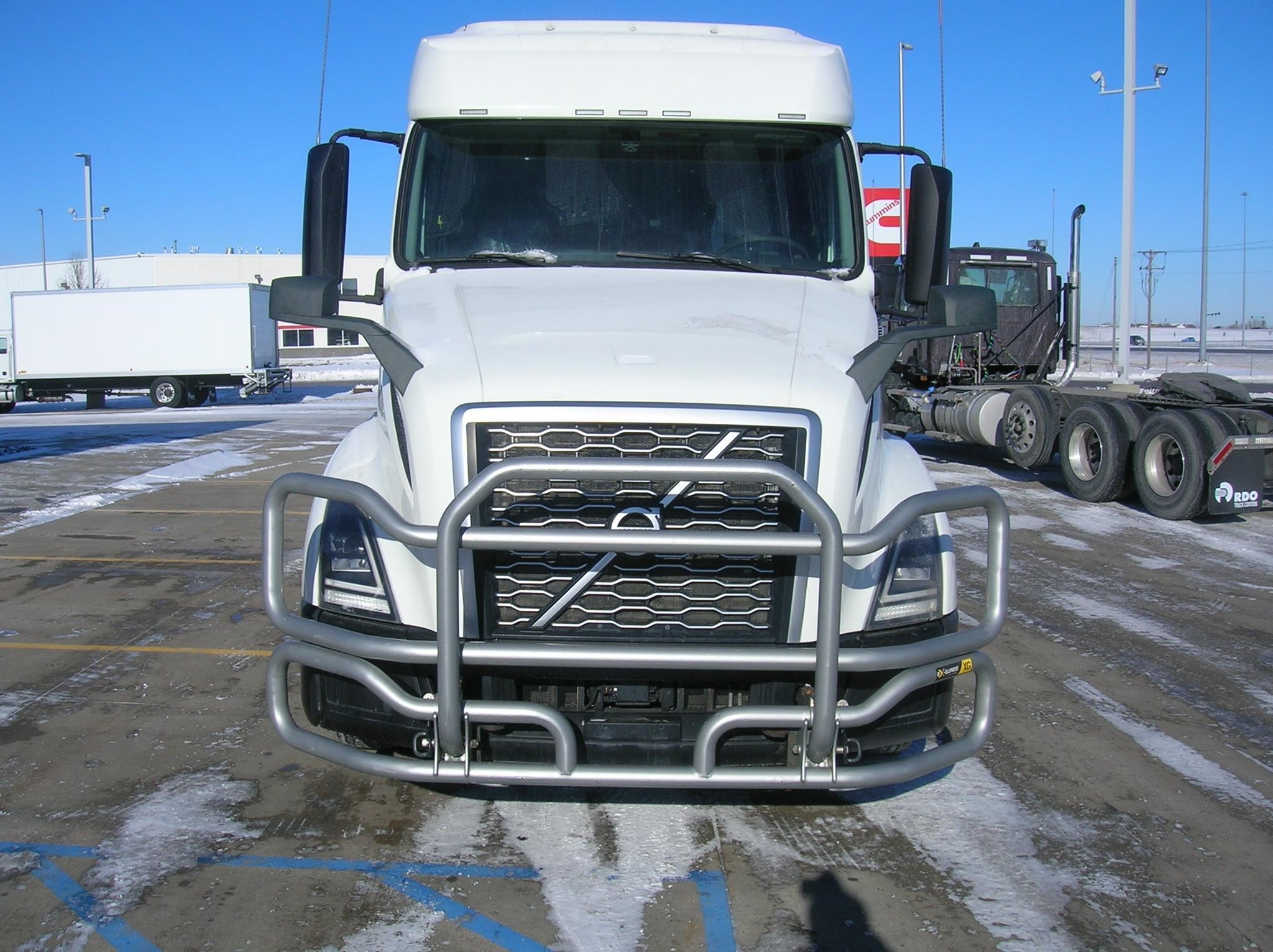 2020 VOLVO VNL64T740 - image 2 of 6