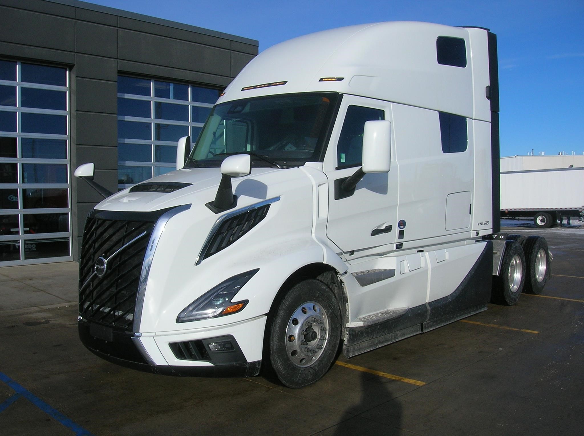 2025 VOLVO VNL64T860 - image 1 of 6