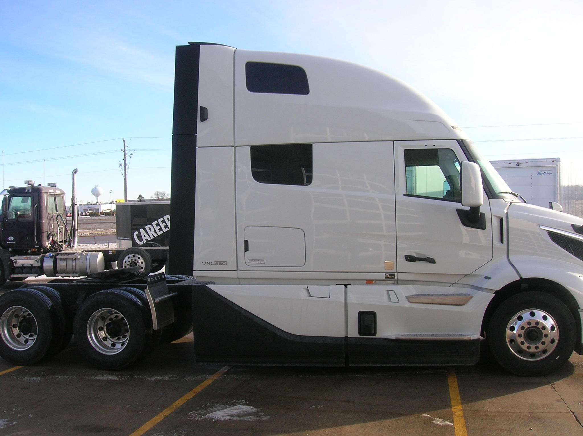 2025 VOLVO VNL64T860 - image 4 of 6