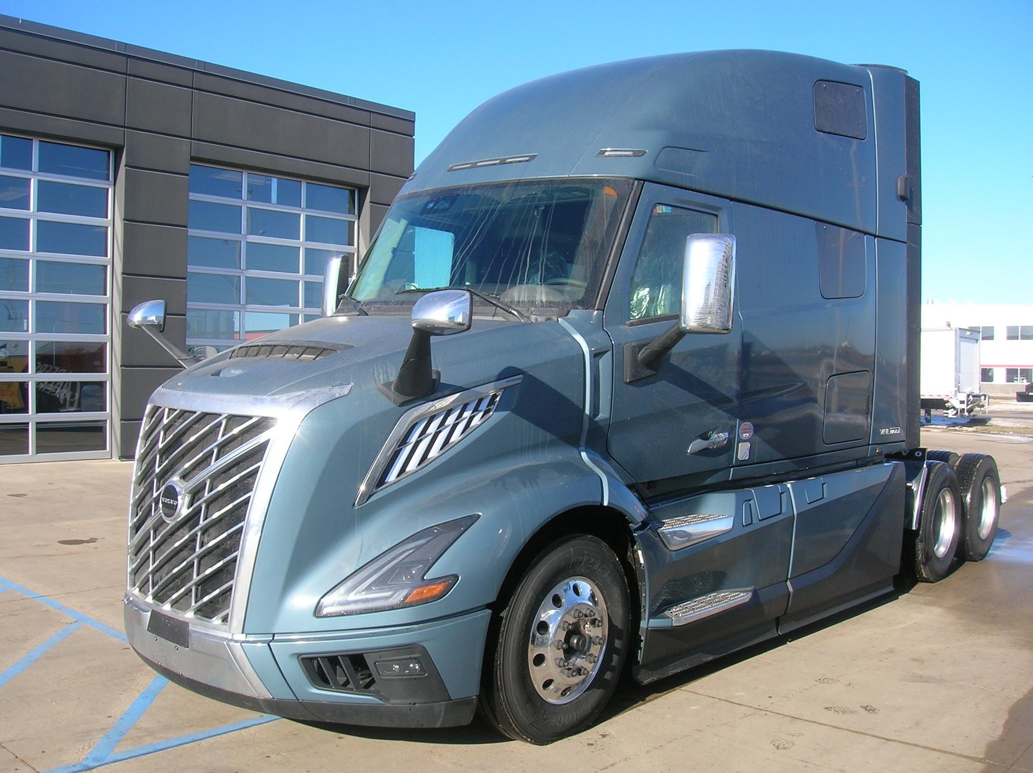 2025 VOLVO VNL64T860 - image 1 of 6