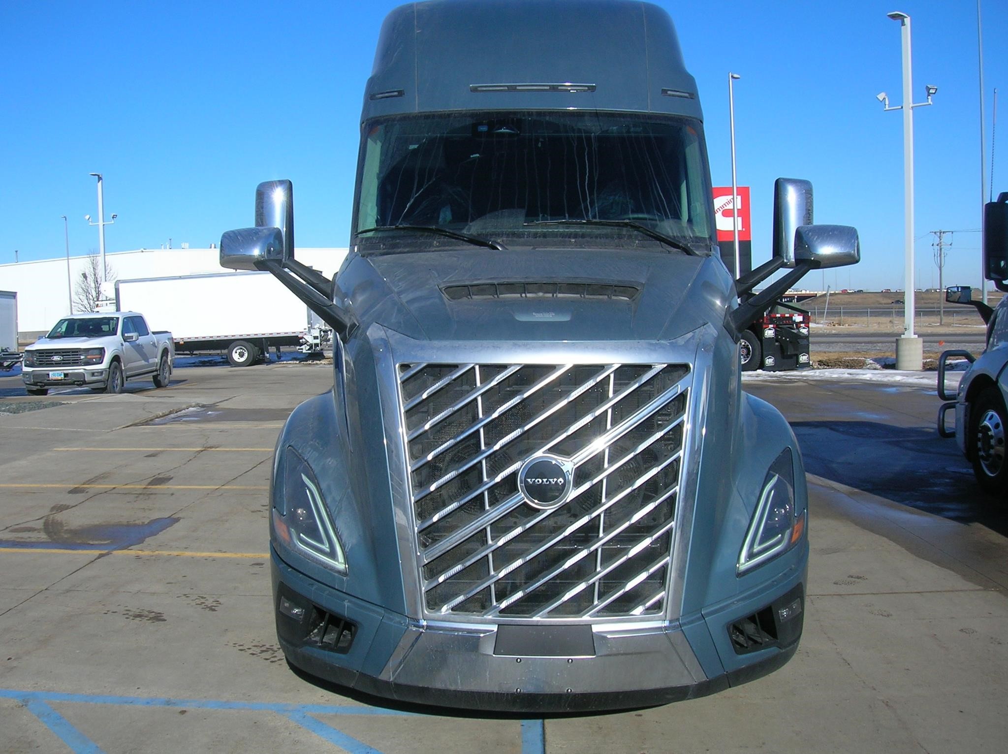 2025 VOLVO VNL64T860 - image 2 of 6