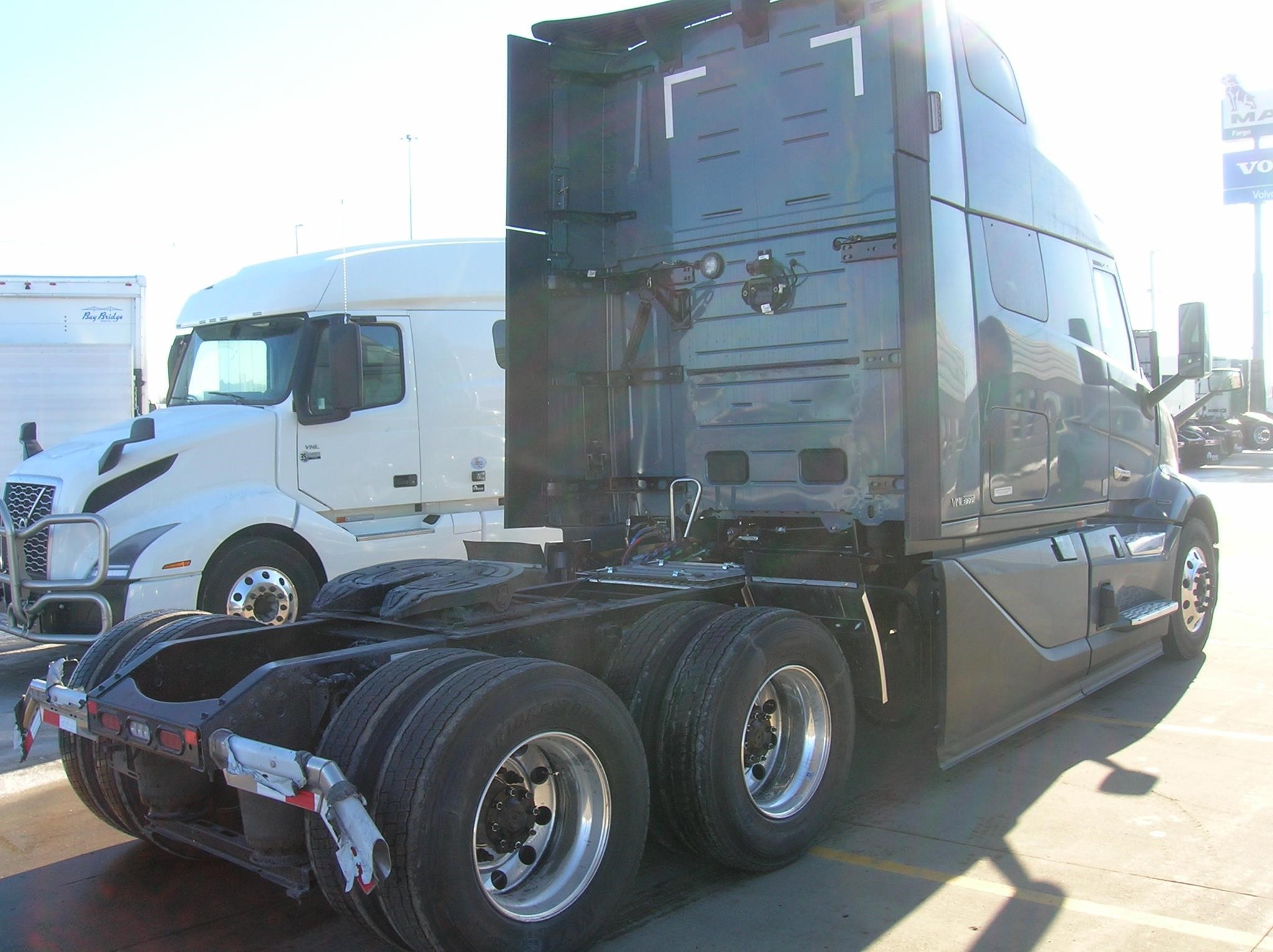 2025 VOLVO VNL64T860 - image 5 of 6